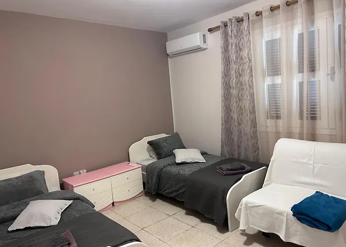 Apartment Ptolemaidos Cosy Family Larnaca